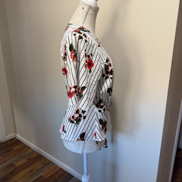 Midnight Sky - Floral Wrap Top - White with Red Flowers - Size Large - Picture 5 of 11